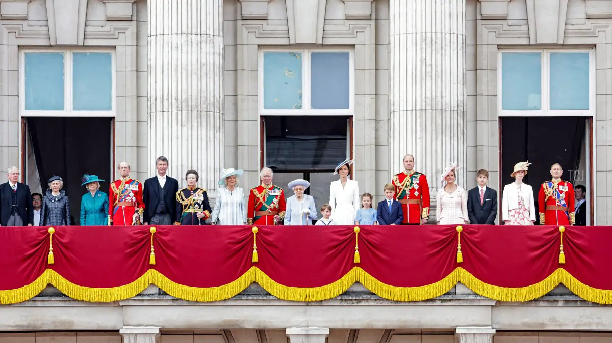 Il principe Edoardo, Duca di Kent, Timothy Laurence, la principessa Anna, principessa reale, Camilla, Duchessa di Cornovaglia, Carlo, principe di Galles, regina Elisabetta II, il principe Luigi di Cambridge, Catherine, Duchessa di Cambridge, la principessa Charlotte di Cambridge, il principe Giorgio di Cambridge, il principe William, Duca di Cambridge, Sophie, Contessa di Wessex, James, Visconte Severn, Lady Louise Windsor e il principe Edoardo, Conte di Wessex, si trovano sul balcone di Buckingham Palace durante il volo delle RAF durante la parata del Trooping the Colour il 2 giugno 2022 a Londra, Inghilterra