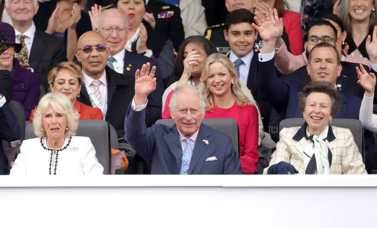 Saadiya Khan, Lindsay Wallace, Peter Phillips, (prima fila) Camilla, Duchessa di Cornovaglia, Carlo, Principe di Galles e Anna, Principessa Reale partecipano al Pageant del Giubileo di Platino il 5 giugno 2022 a Londra, Inghilterra