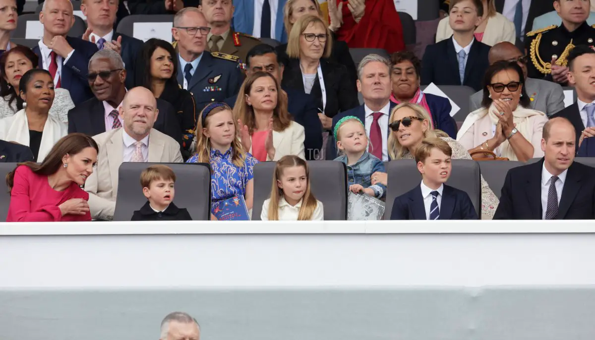 Mike Tindall, Mia Tindall, Victoria Starmer, Lena Tindall, Zara Tindall, (prima fila) Catherine, Duchessa di Cambridge, Principe Luigi di Cambridge e Principe William, Duca di Cambridge, guardano il Pageant del Giubileo di Platino il 5 giugno 2022 a Londra, Inghilterra