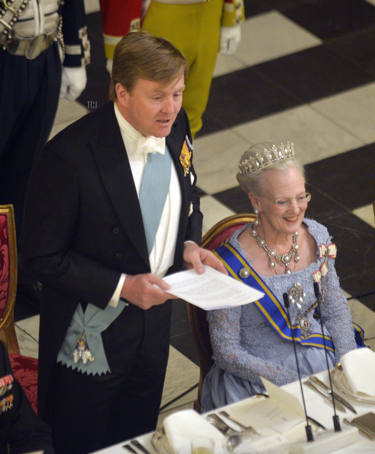 Il Re Willem-Alexander dei Paesi Bassi pronuncia un discorso durante la cena di gala ospitata dalla Regina Margrethe II di Danimarca al Palazzo di Christiansborg a Copenhagen il 17 marzo 2015 (SIMON LAESSOEE/AFP via Getty Images)