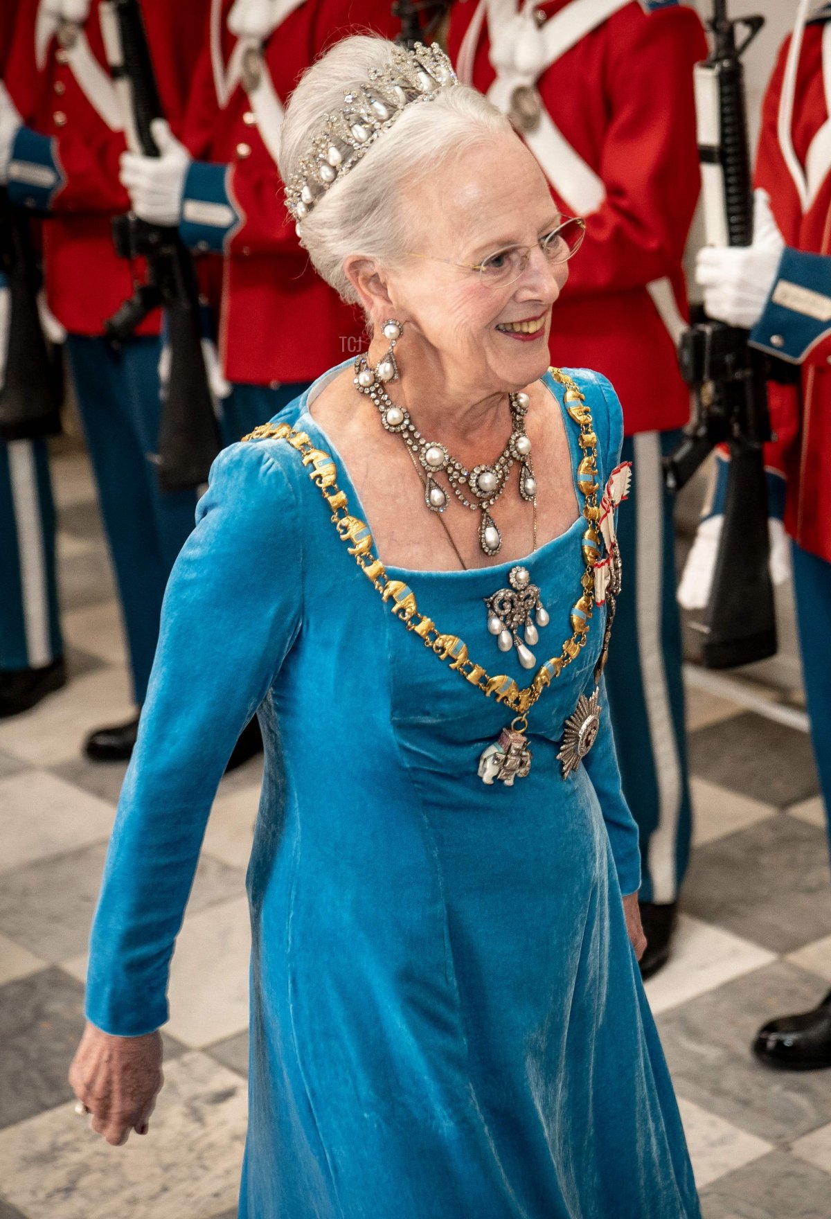 La Regina Margrethe II di Danimarca esamina una guardia d'onore mentre arriva al banchetto di gala al Palazzo di Christiansborg l'11 settembre 2022, durante le celebrazioni per il 50° anniversario della sua ascesa al trono (MADS CLAUS RASMUSSEN/Ritzau Scanpix/AFP via Getty Images)