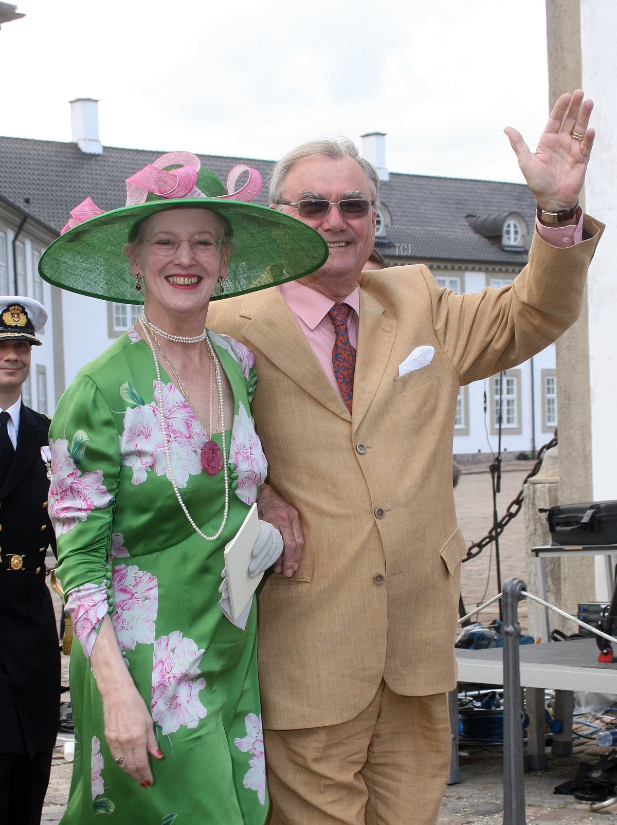 Regina Margrethe II e Principe Henrik di Danimarca salutano la folla dopo il battesimo della loro nipotina di due mesi, Principessa Isabella di Danimarca, il 1 luglio 2007 a Frendensborg (Niels Henrik Dam/Getty Images)