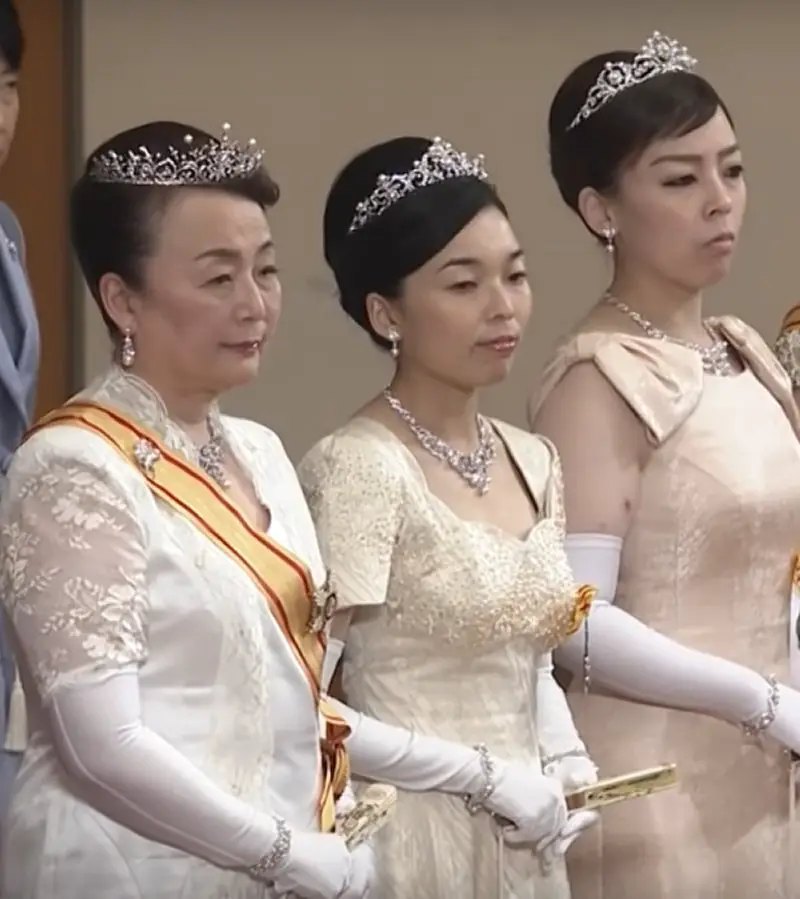 La Principessa Nobuko, vedova del defunto Principe Tomohito di Mikasa, e le sue figlie, la Principessa Akiko e la Principessa Yoko, al Palazzo Imperiale di Tokyo il 1 gennaio 2020 (screencapture)