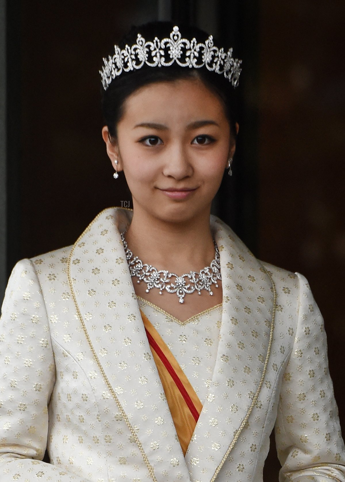 La Principessa Kako del Giappone, secondogenita del Principe Akishino e della Principessa Kiko, in abito da cerimonia lascia il Palazzo Imperiale di Tokyo dopo aver incontrato l'imperatore e l'imperatrice il 29 dicembre 2014 (TORU YAMANAKA/AFP via Getty Images)