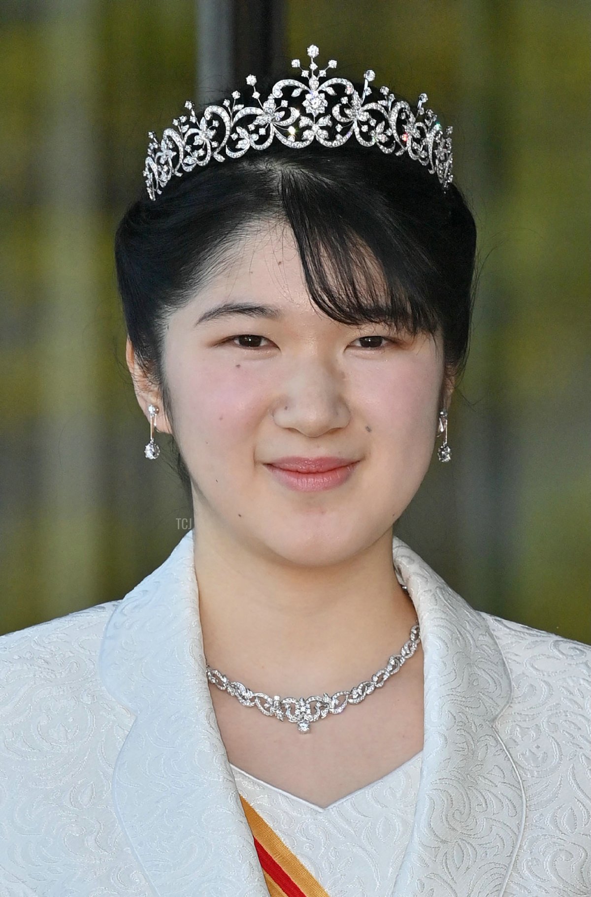 La Principessa Aiko del Giappone, figlia dell'Imperatore Naruhito e dell'Imperatrice Masako, saluta i membri dei media in occasione del suo raggiungimento della maggiore età al Palazzo Imperiale di Tokyo il 5 dicembre 2021, dopo aver festeggiato il suo ventesimo compleanno il 1 dicembre (STR/JAPAN POOL/AFP via Getty Images)