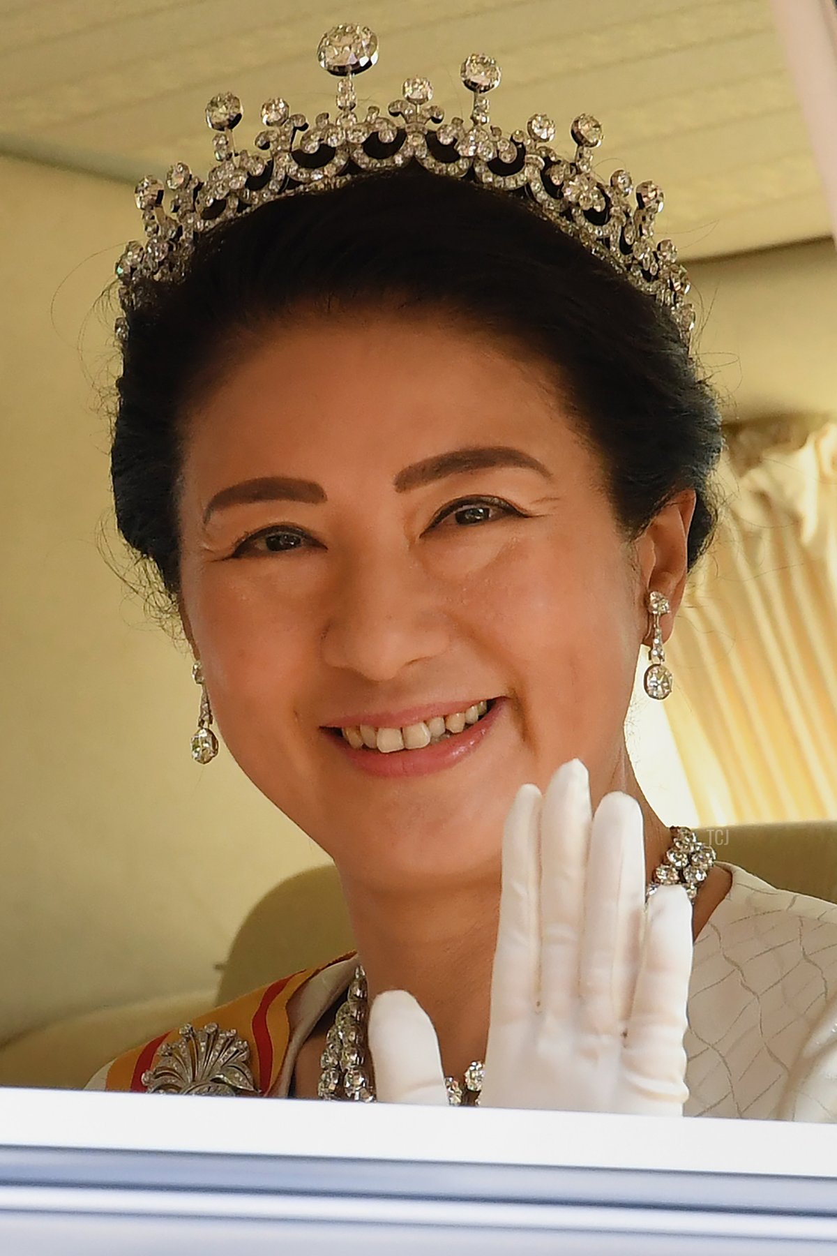 La nuova Imperatrice Masako del Giappone saluta mentre lascia il Palazzo Imperiale di Tokyo il 1 maggio 2019 (TOSHIFUMI KITAMURA/AFP via Getty Images)