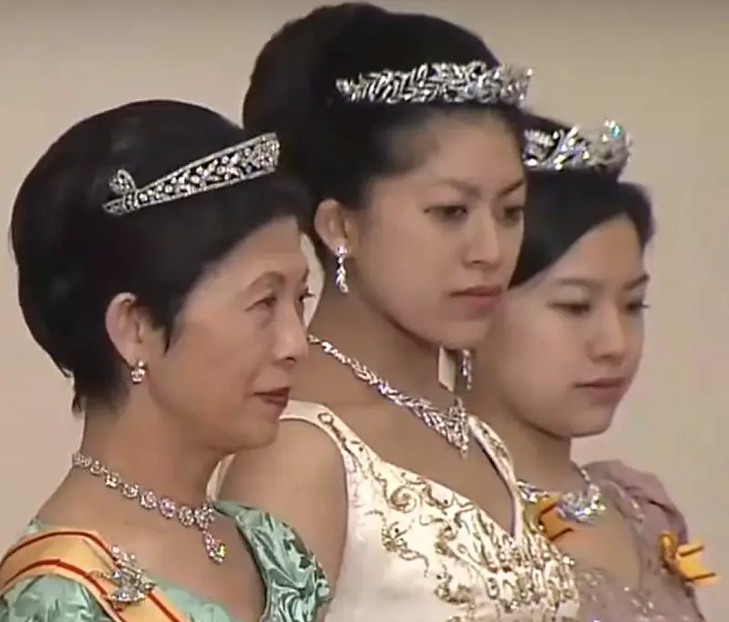 La Principessa Takamado con le sue figlie, la Principessa Tsuguko e la Principessa Ayako, al Palazzo Imperiale di Tokyo il 1 gennaio 2016 (screencapture)