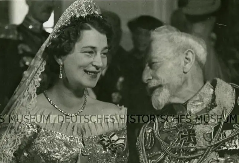 La Granduchessa Kira, con l'Imperatore Wilhelm II, nel giorno del suo matrimonio a Huis Doorn, 1938 (Wikimedia Commons)