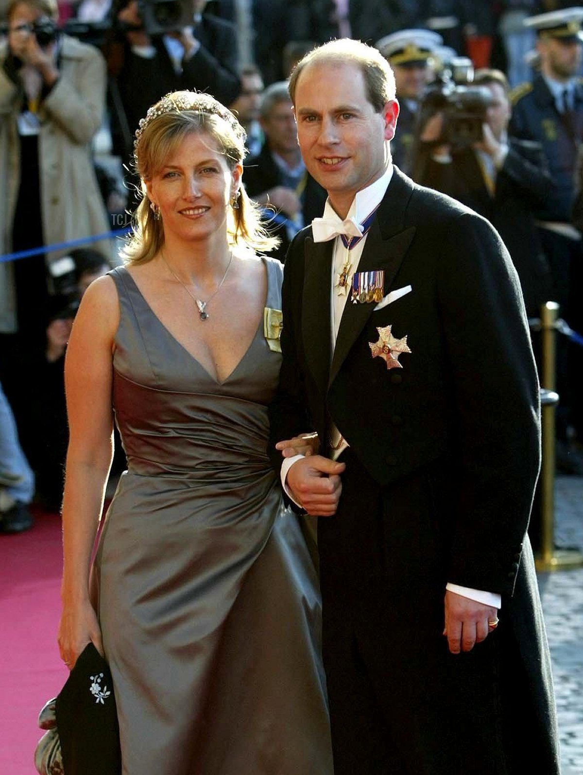 La vigilia del matrimonio del Principe Frederik di Danimarca e Mary Donaldson, il Conte e la Contessa di Wessex arrivano per una gala al Teatro Reale di Copenaghen, Danimarca, 13 maggio 2004 (DPA Picture Alliance Archive/Alamy)