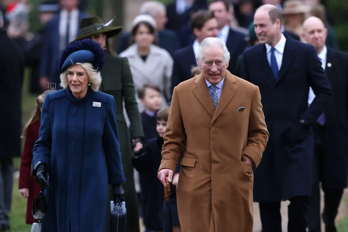 Camilla, Regina Consorte, Re Carlo III e il Principe William, Principe di Galles, partecipano al servizio natalizio presso la Chiesa di Santa Maria Maddalena il 25 dicembre 2022 a Sandringham, Norfolk (Stephen Pond/Getty Images)