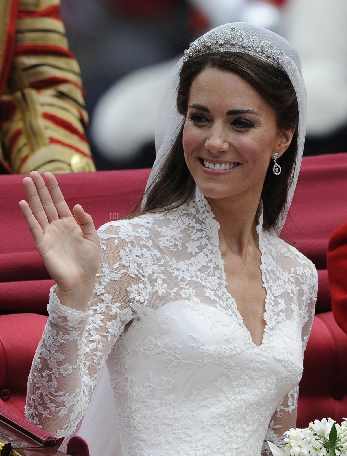 Kate, Duchessa di Cambridge, saluta mentre si dirige verso Buckingham Palace nella Landau di Stato del 1902, lungo il percorso della Processione, dopo il suo matrimonio con il principe William, nel centro di Londra il 29 aprile 2011 (PAUL HACKETT/POOL WPA/AFP via Getty Images)