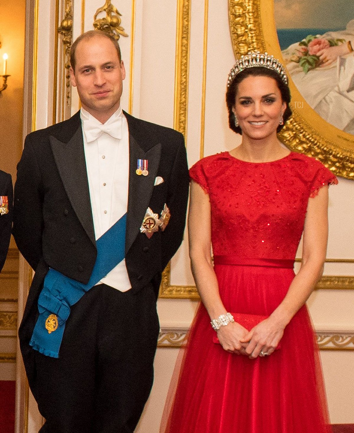 Il Principe William, Duca di Cambridge e sua moglie Catherine, Duchessa di Cambridge posano per una fotografia prima del ricevimento serale annuale per membri del Corpo Diplomatico a Buckingham Palace, Londra, l'8 dicembre 2016 (DOMINIC LIPINSKI/POOL/AFP via Getty Images)