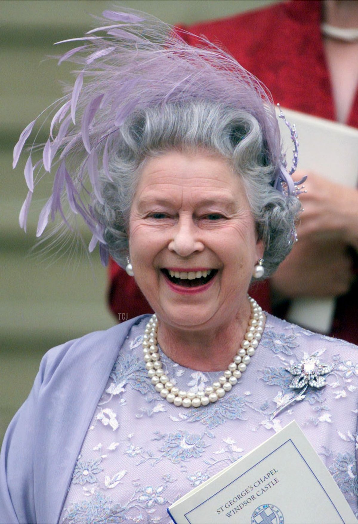 La Regina Elisabetta II del Regno Unito ride mentre lascia la Cappella di San Giorgio nel Castello di Windsor dopo il matrimonio di suo figlio, il Principe Edoardo, e Sophie Rhys-Jones, il 19 Giugno 1999 (IAN WALDIE/AFP via Getty Images)