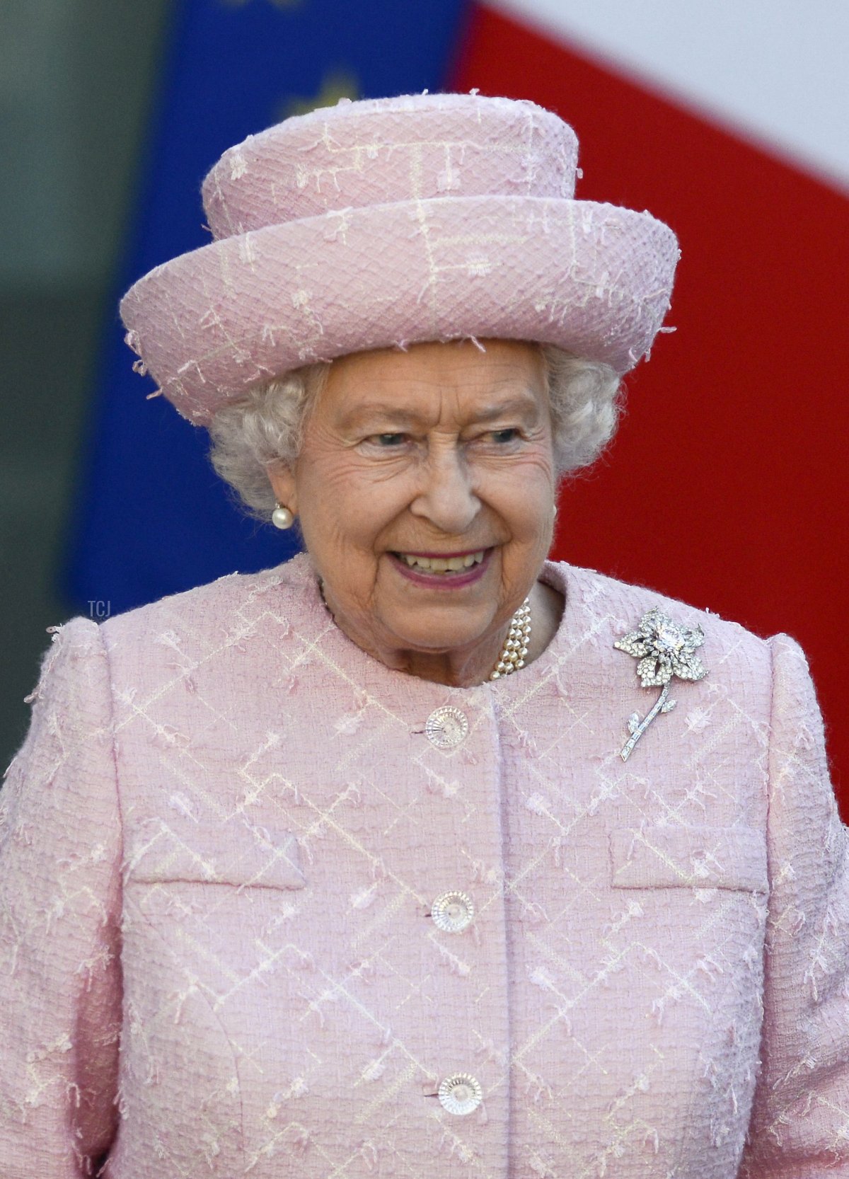 La Regina Elisabetta II di Gran Bretagna sorride mentre lascia il Palazzo dell'Elysee a Parigi il 5 Giugno 2014 (FRED DUFOUR/AFP via Getty Images)