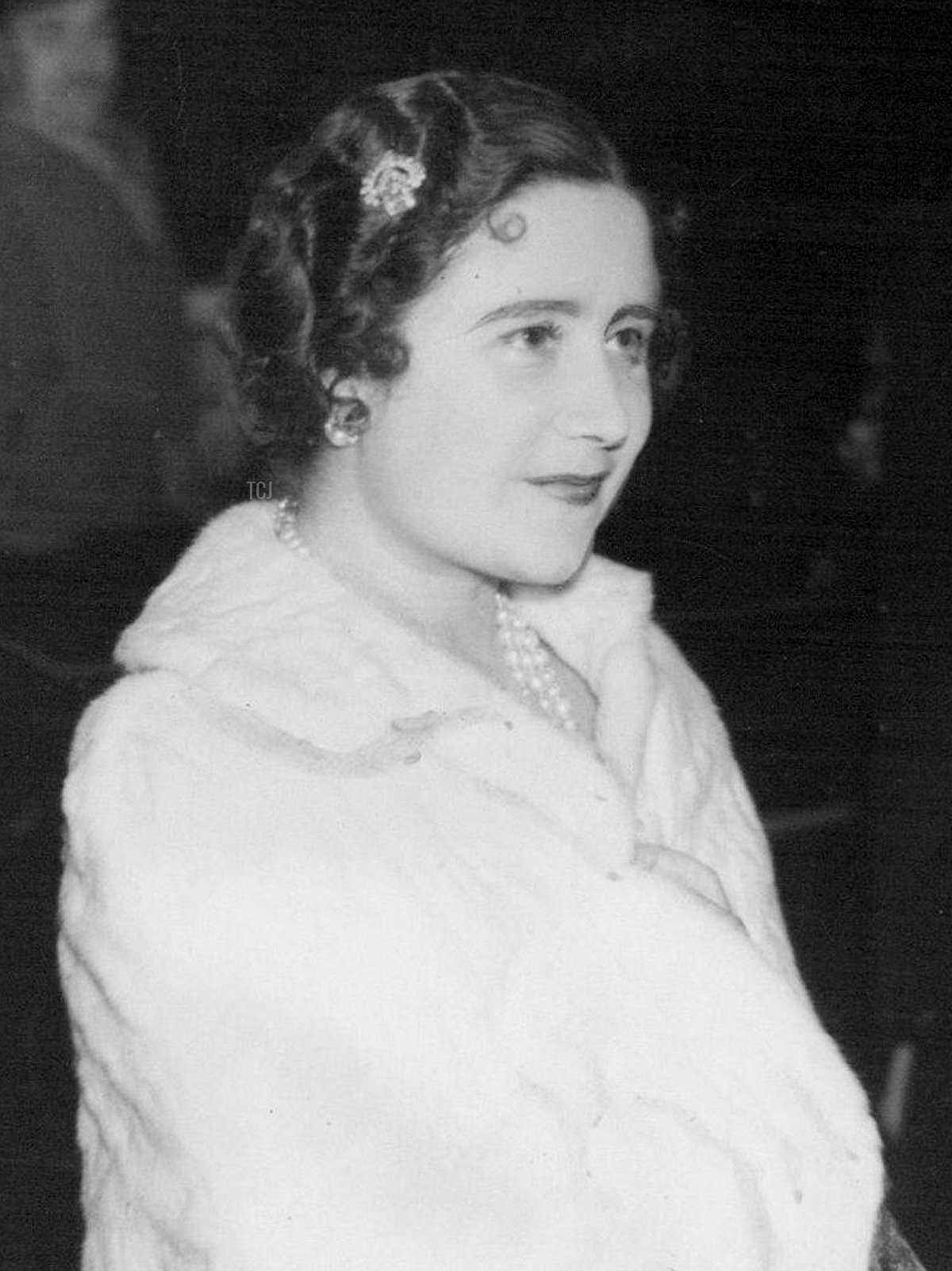 La Regina Elizabeth (la Regina Madre) arriva a una rappresentazione teatrale a Londra per celebrare il compleanno del Duca di Kent, 20 dicembre 1938 (Associated Press Photo/Sydney Morning Herald/SuperStock/Alamy)