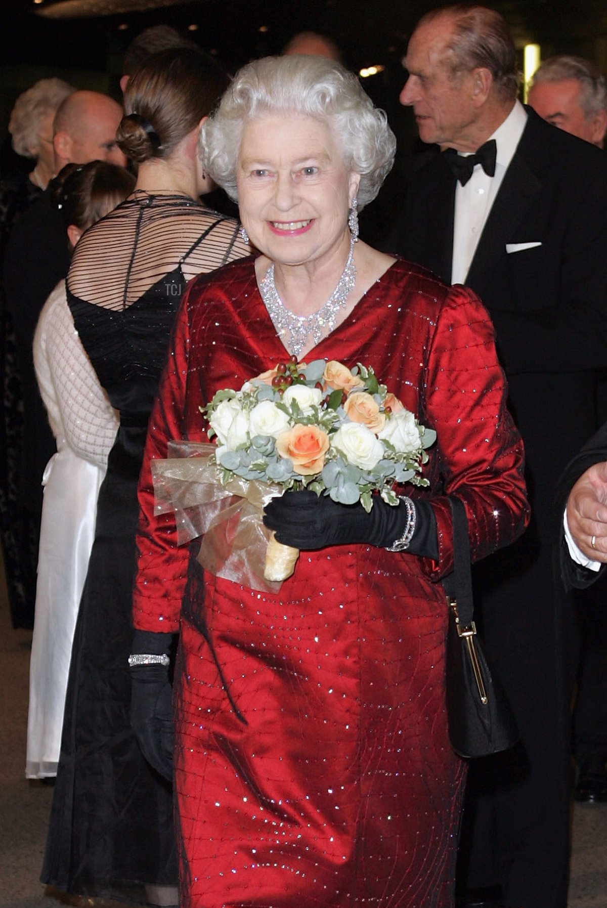 La Regina Elisabetta II porta un mazzo di fiori alla Royal Variety Performance, 21 novembre 2005 a Cardiff, Galles (Daily Mirror-Pool/Anwar Hussein Collection/Getty Images)