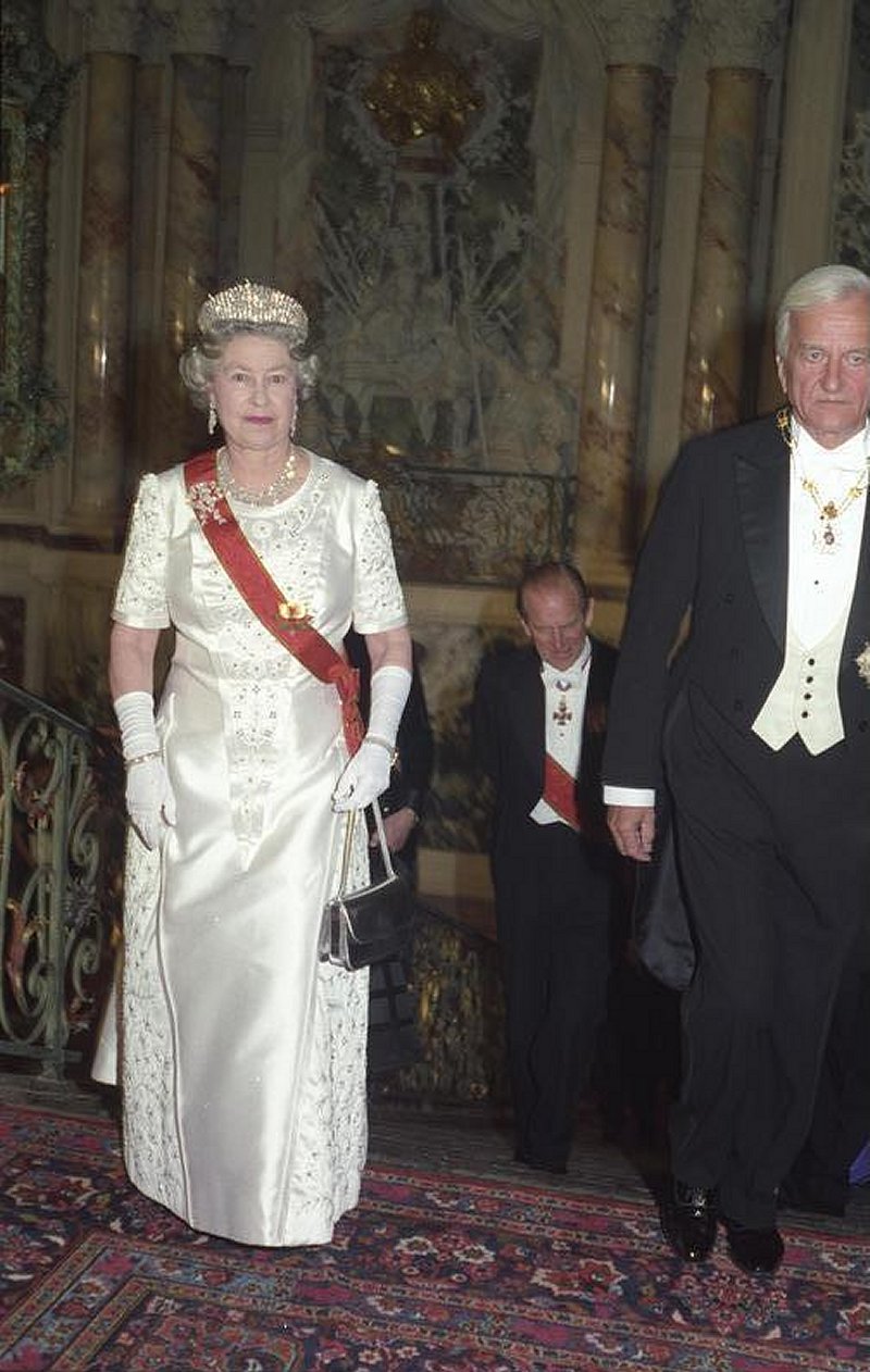 La Regina Elisabetta II e il Duca di Edimburgo al Castello di Augustusburg durante una visita di stato in Germania, ottobre 1992 (Marie-Josefine Jirka/German Federal Archives/Wikimedia Commons)