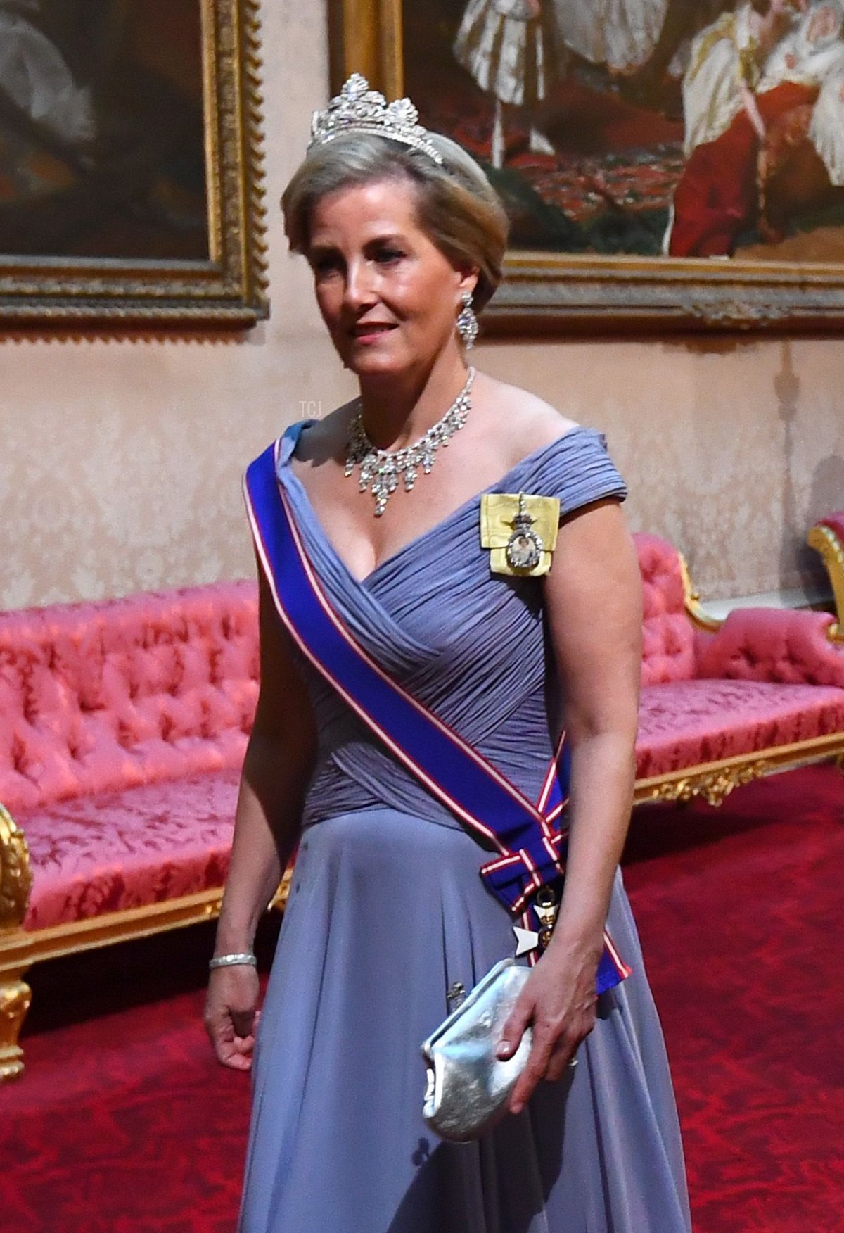 La Contessa di Wessex arriva attraverso la East Gallery durante un banchetto di stato nella sala da ballo del Palazzo di Buckingham a Londra il 3 giugno 2019 (VICTORIA JONES/AFP via Getty Images)