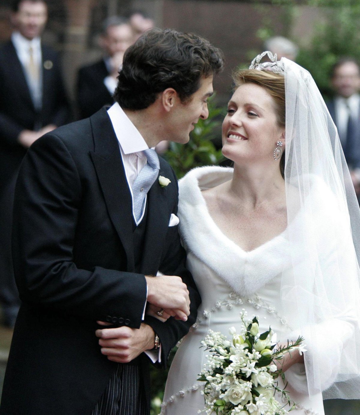 Edward van Cutsem e Lady Tamera Grosvenor lasciano la Cattedrale di Chester dopo il loro matrimonio il 6 novembre 2004 (Phil Noble/PA Images/Alamy)