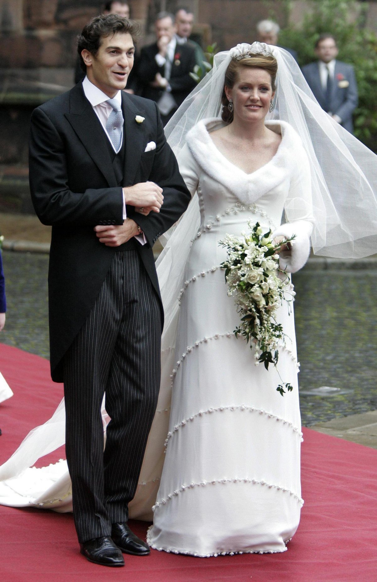 Edward van Cutsem e Lady Tamera Grosvenor lasciano la Cattedrale di Chester dopo il loro matrimonio il 6 novembre 2004 (Phil Noble/PA Images/Alamy)