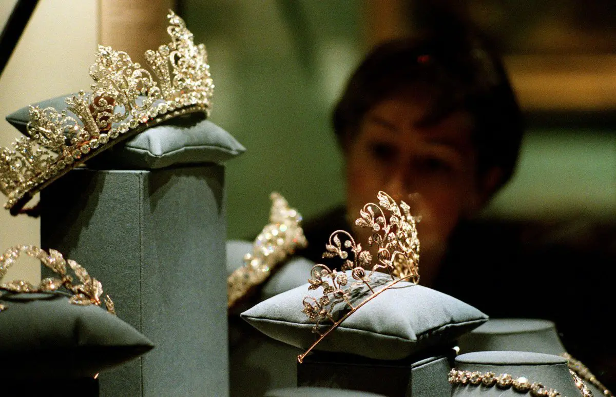 Le tiara aristocratiche britanniche sono esposte come parte della mostra Tesori del Nord da Christie's il 13 gennaio 2000 (John Voos/Alamy)