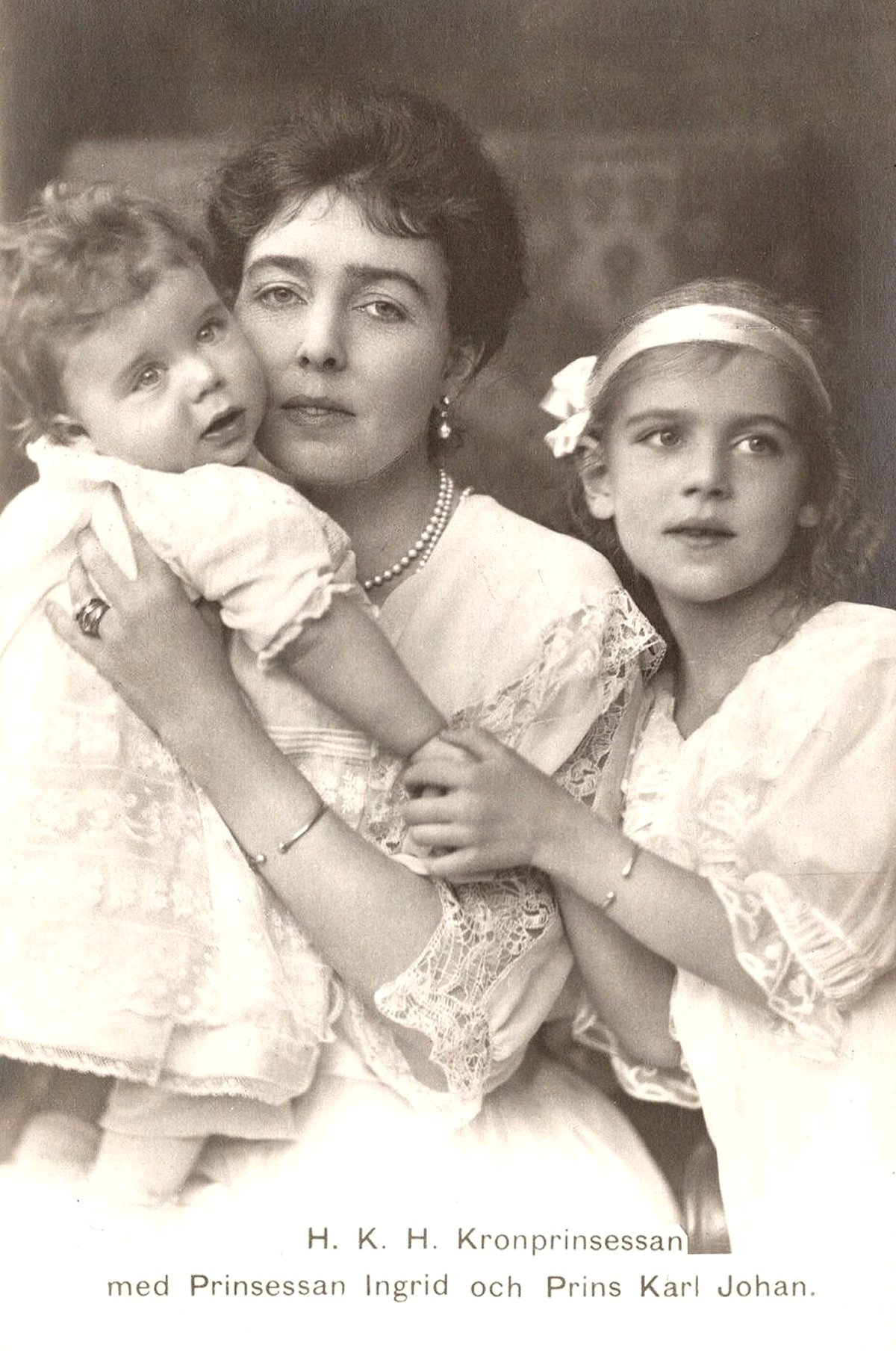 Cartolina fotografica della Principessa Margareta di Svezia con la Principessa Ingrid e il Principe Carl Johan, circa 1915