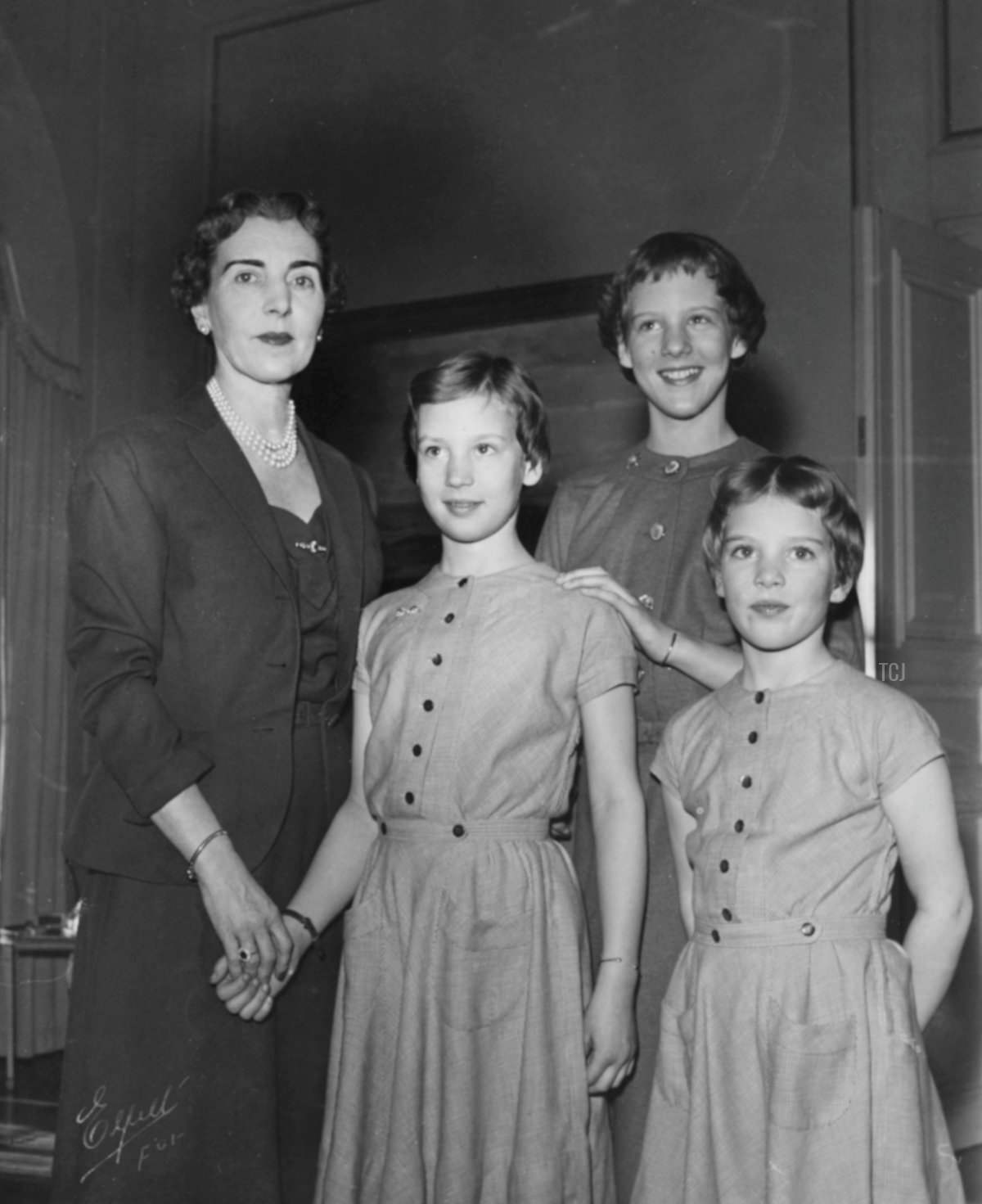 Ritratto della Famiglia Reale danese; Regina Ingrid con le sue figlie (Da sinistra) Principessa Benedikte, Principessa Margrethe e Principessa Anne-Marie, presso il Palazzo Reale ad Amalienborg, Copenaghen, 19 aprile 1955 (Keystone/Hulton Archive/Getty Images)