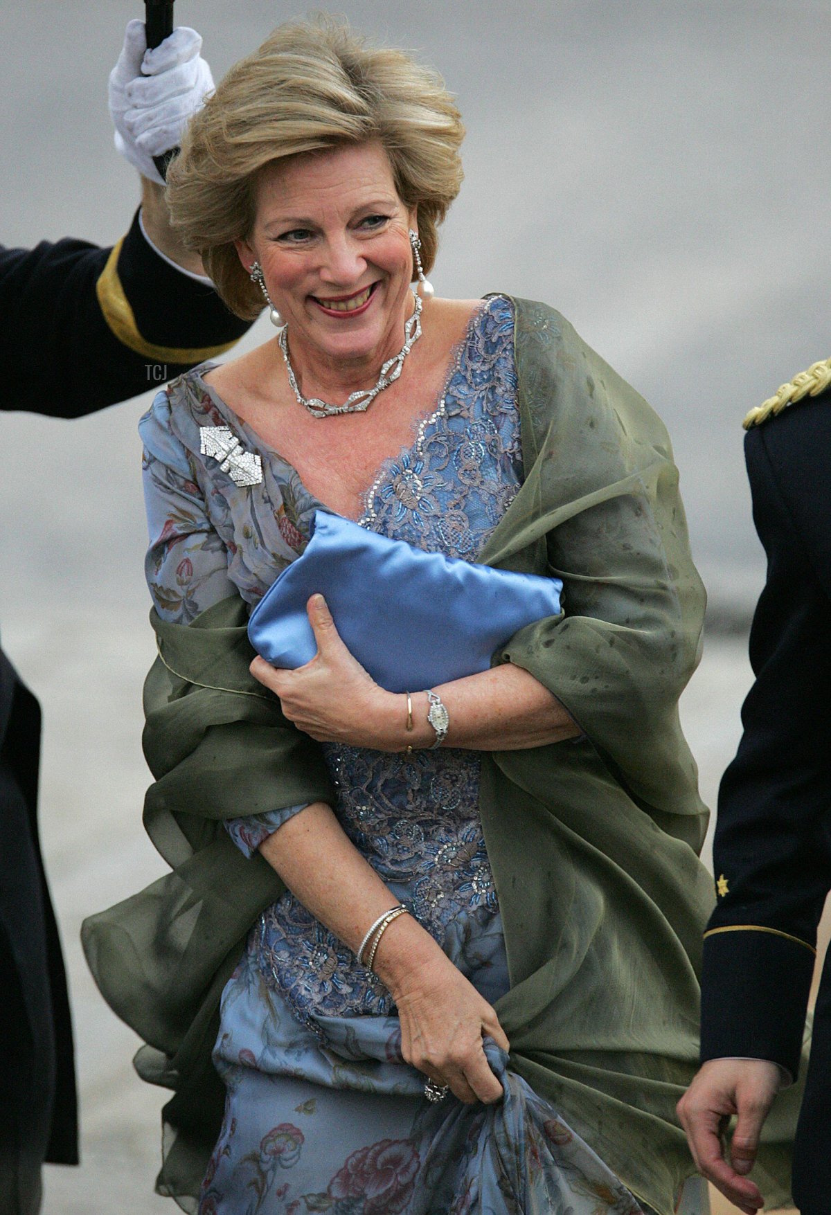 L'ex Regina Anna Maria di Grecia sorride ai fotografi mentre arriva per una cena ufficiale al Palazzo Pardo a Madrid il 21 maggio 2004 (ODD ANDERSEN/AFP via Getty Images)