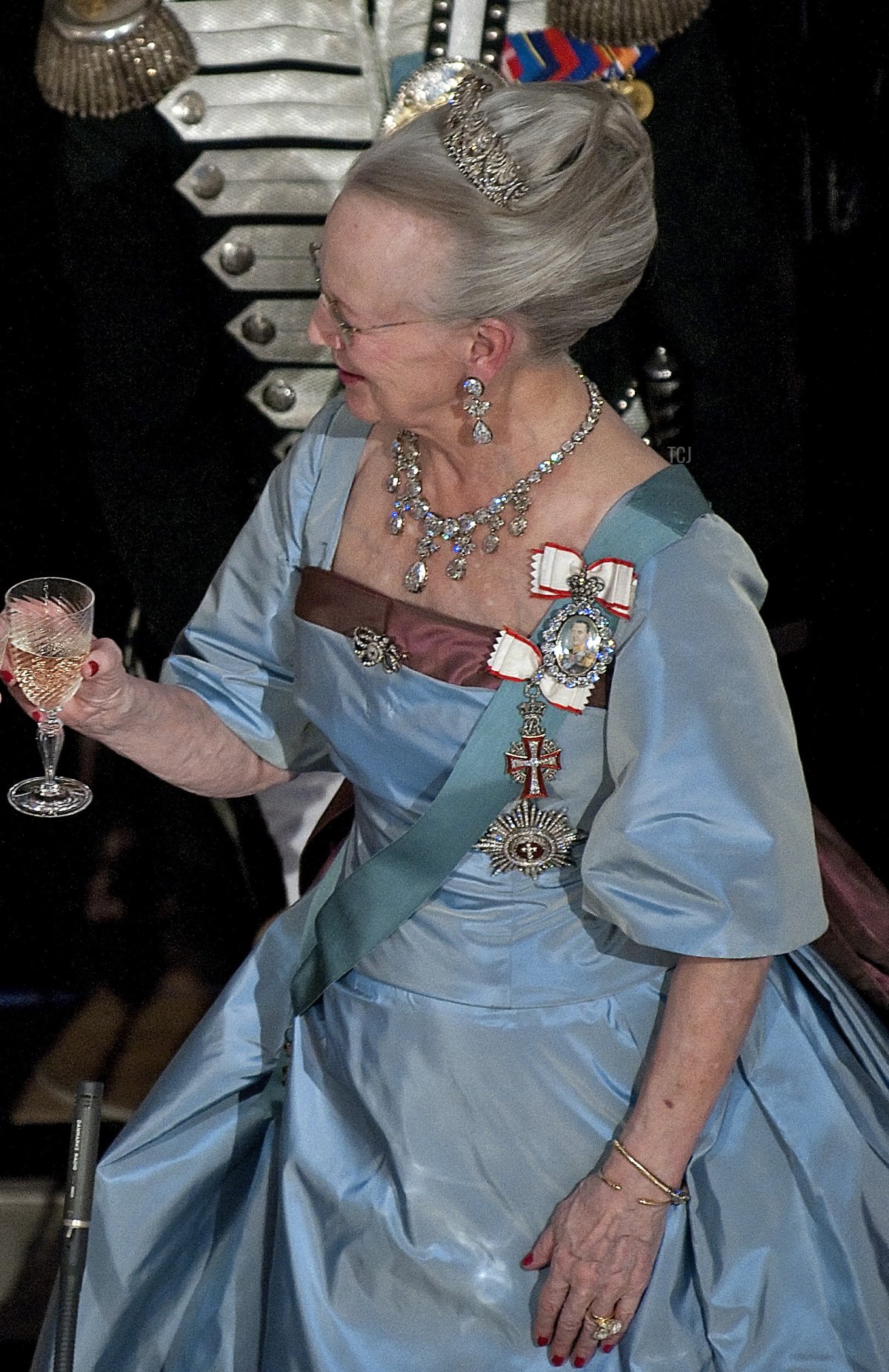 La Regina Margrethe II di Danimarca brinda al Presidente della Russia il 27 aprile 2010 durante una cena di gala a Copenaghen (KELD NAVNTOFT/AFP via Getty Images)