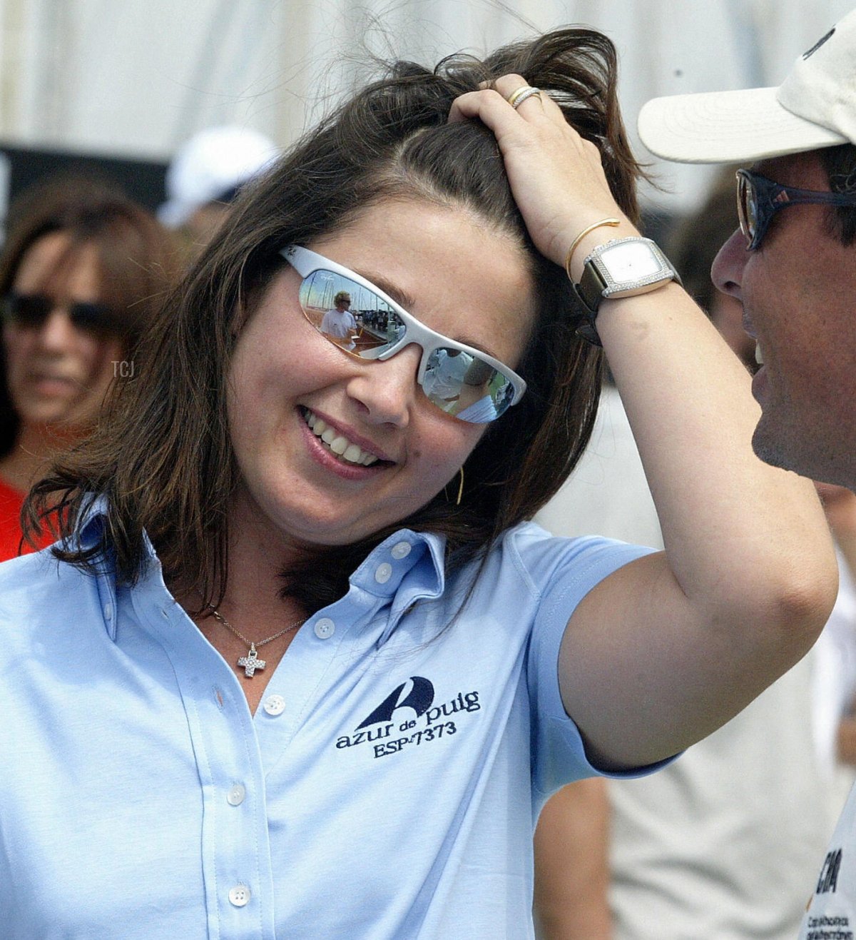 La Principessa Alexia di Grecia e Danimarca sorride mentre chiacchiera con un uomo prima dell'inizio della regata della coppa della regina al largo della costa di Valencia, 02 luglio 2004 (JOSE JORDAN/AFP via Getty Images)