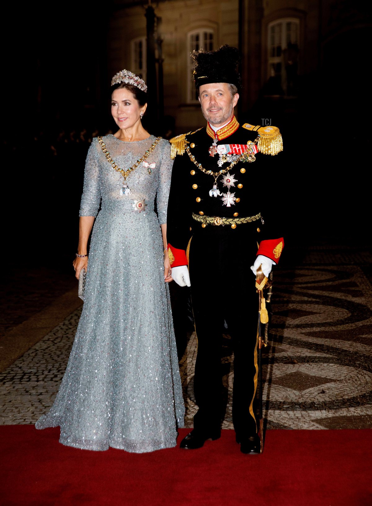 Il Principe Ereditario Frederik e la Principessa Ereditaria Mary di Danimarca arrivano al Palazzo di Amalienborg a Copenaghen, il 1° gennaio 2023, per partecipare alla ricezione di Capodanno (Albert Nieboer/DPA Picture Alliance/Alamy)