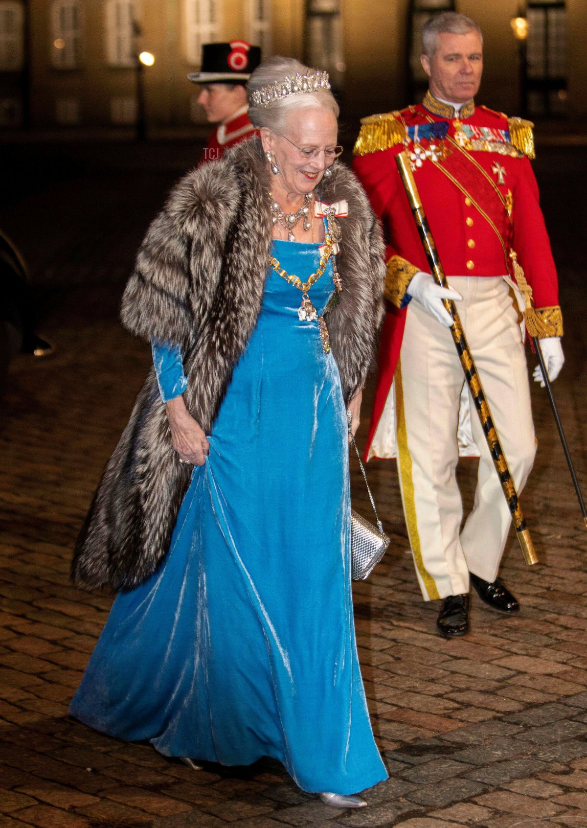 La Regina Margrethe II di Danimarca arriva al Palazzo di Amalienborg a Copenaghen, il 1° gennaio 2023, per partecipare alla ricezione di Capodanno (Albert Nieboer/DPA Picture Alliance/Alamy)