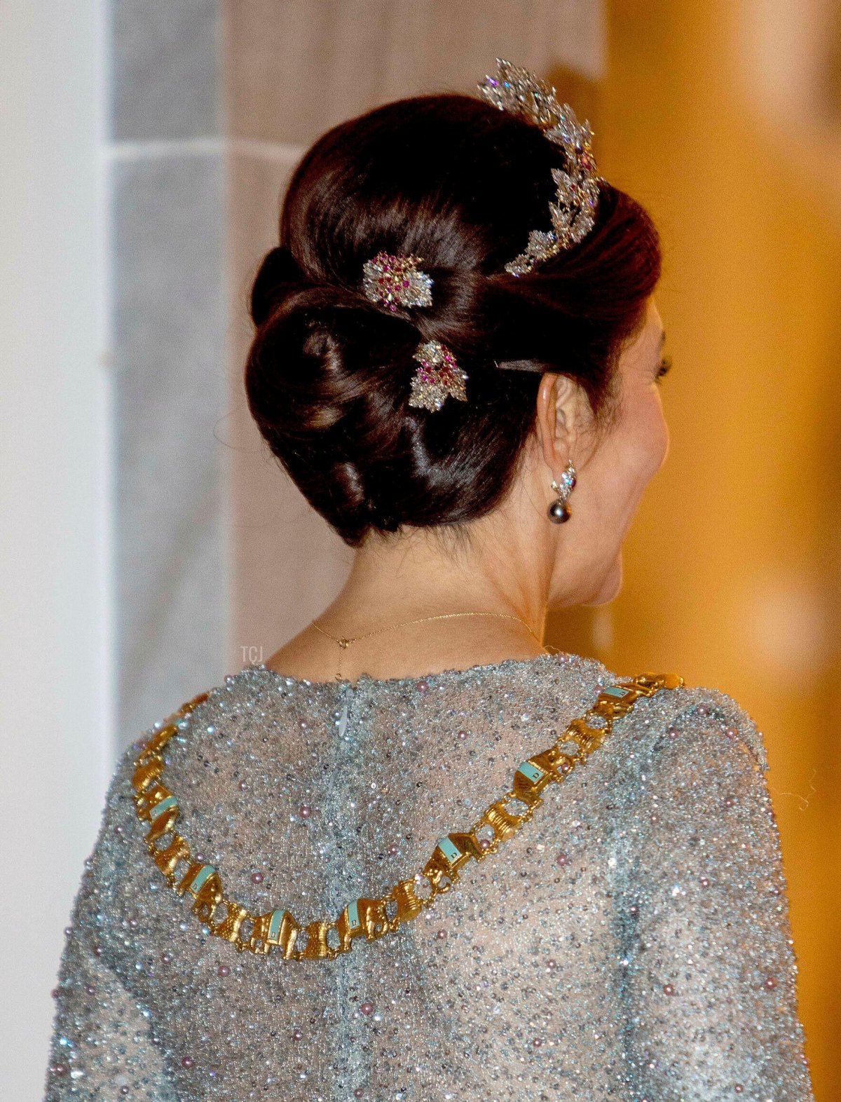 La Principessa Ereditaria Mary di Danimarca arriva al Palazzo di Amalienborg a Copenaghen, il 1° gennaio 2023, per partecipare alla ricezione di Capodanno (Albert Nieboer/DPA Picture Alliance/Alamy)