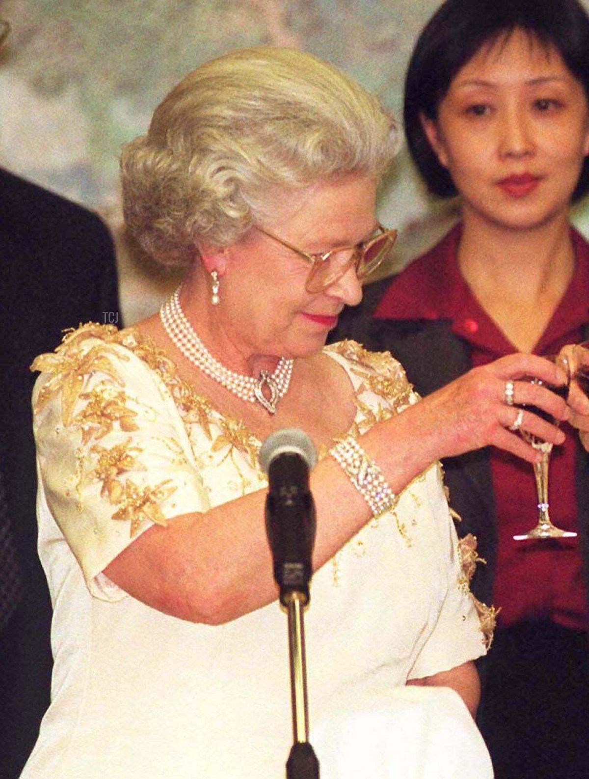 HM Queen Elizabeth II condivide un brindisi con il Presidente cinese Jiang Zemin durante un banchetto tenutosi all'Ambasciata cinese a Londra, ottobre 1999 (REUTERS/Alamy)