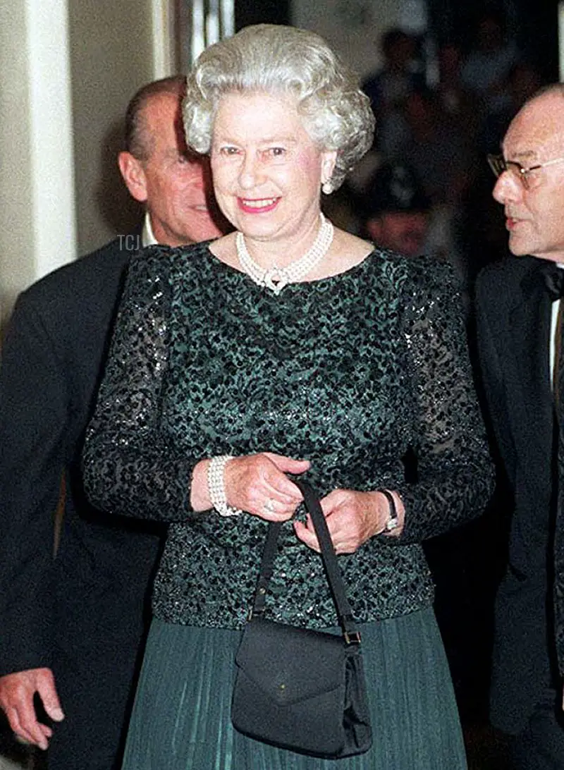 La Regina britannica Elisabetta II arriva il 16 ottobre 1995 a Claridge's a Londra per una cena in onore del 70° compleanno dell'ex Primo Ministro Margaret Thatcher (ADAM BUTLER/POOL/AFP via Getty Images)