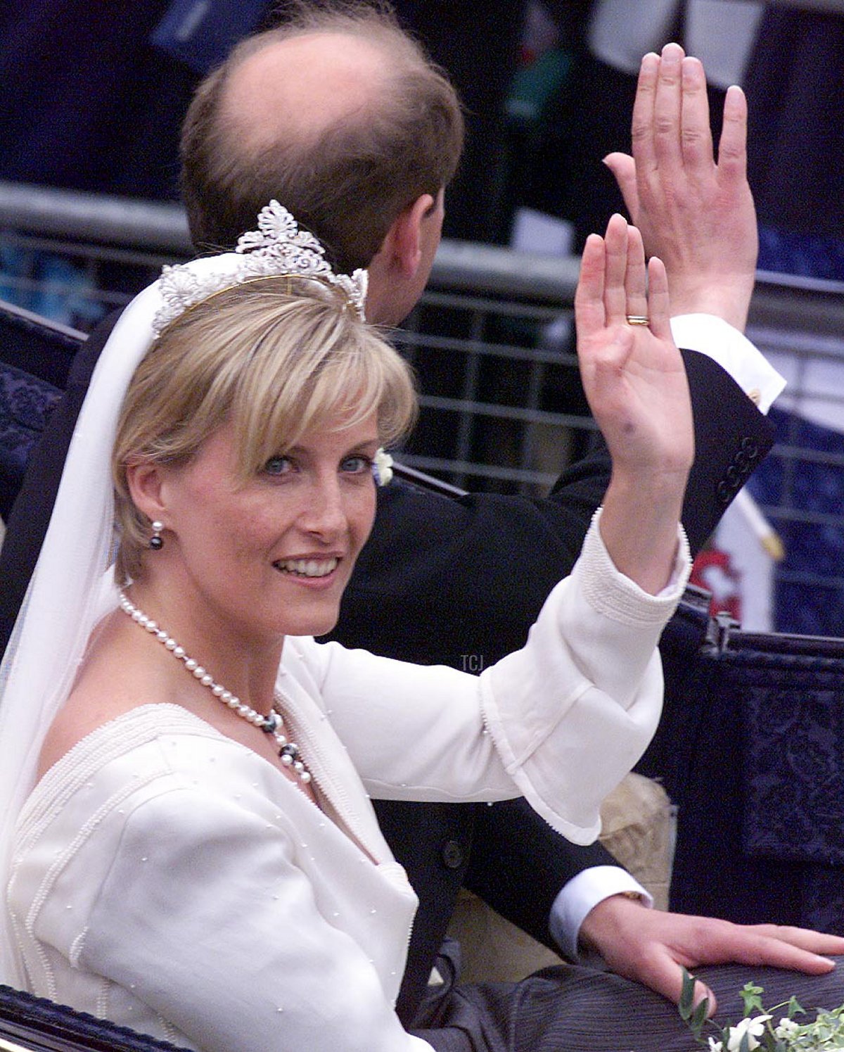 Il Principe Edward e la sua sposa, Sophie Rhys-Jones, salutano gli spettatori mentre lasciano la Cappella di St. George al Castello di Windsor il 19 giugno 1999 dopo la cerimonia nuziale (MARTYN HAYHOW/AFP via Getty Images)