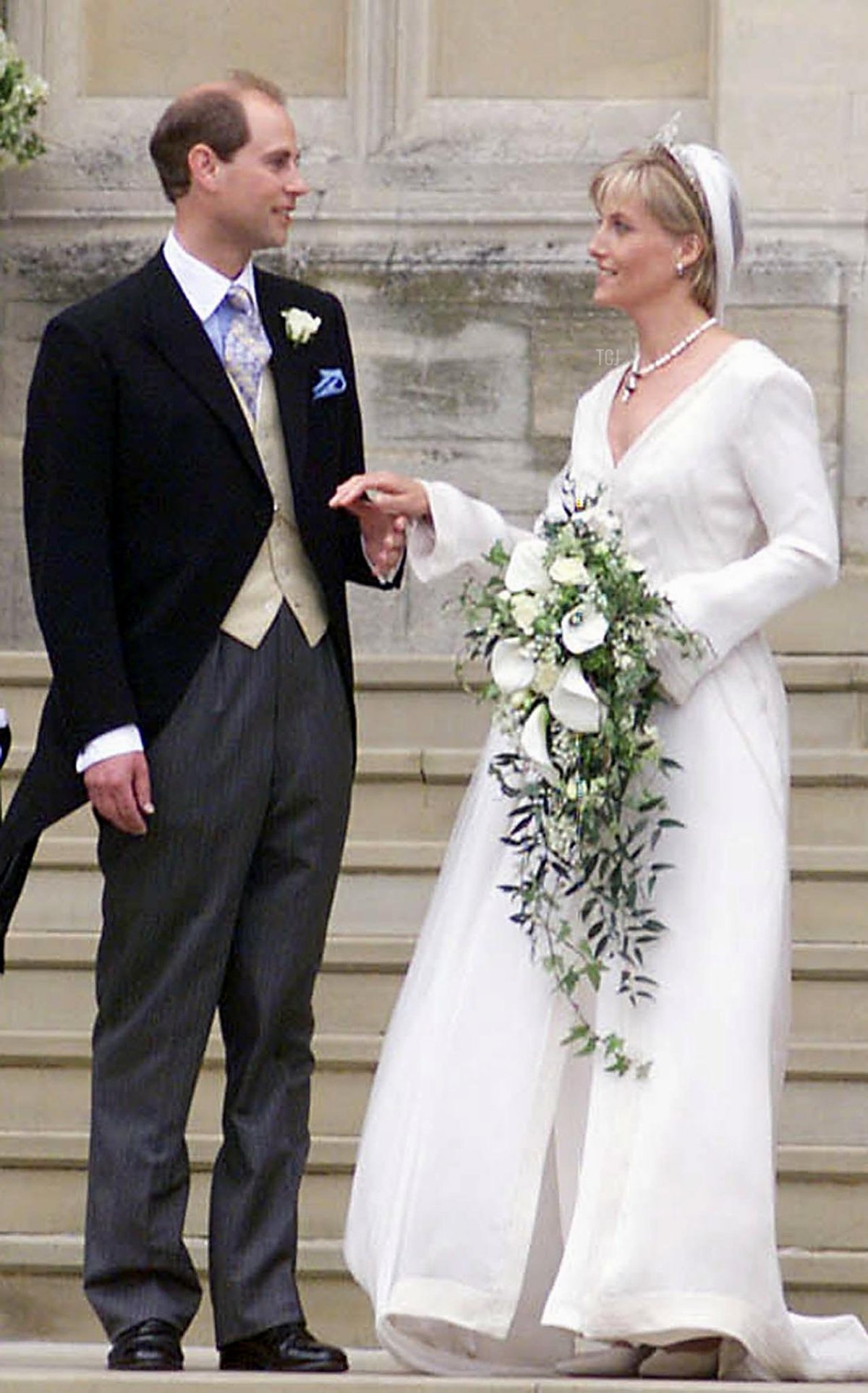 Il Principe Edward di Gran Bretagna con sua moglie Sophie Rhys-Jones posano per foto mentre lasciano la Cappella di St. George al Castello di Windsor il 19 giugno 1999 dopo il loro matrimonio (JOHN STILLWELL/POOL/AFP via Getty Images)