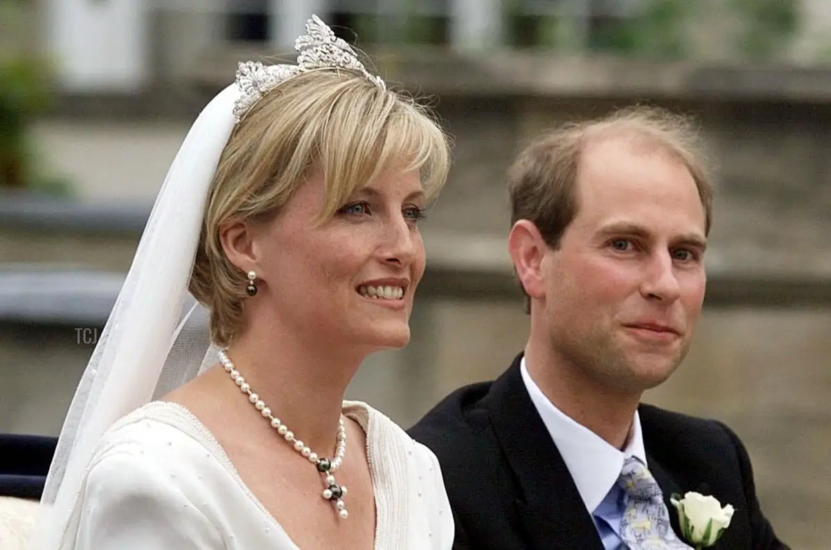 Il HRH Principe Edward e la sua sposa, Sophie Rhys-Jones, sabato 19 giugno 1999 (PHIL NOBLE/AFP via Getty Images)