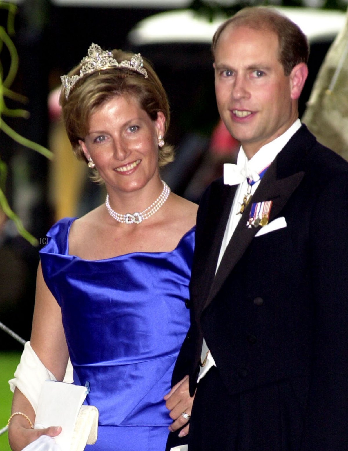 Il Principe Edward di Gran Bretagna e sua moglie Sophie Rhys Jones partecipano al matrimonio del Principe ereditario norvegese Haakon e Mette-Marit Tjessem Hoiby il 25 agosto 2001 nella Cattedrale di Oslo in Norvegia (Anthony Harvey/Getty Images)