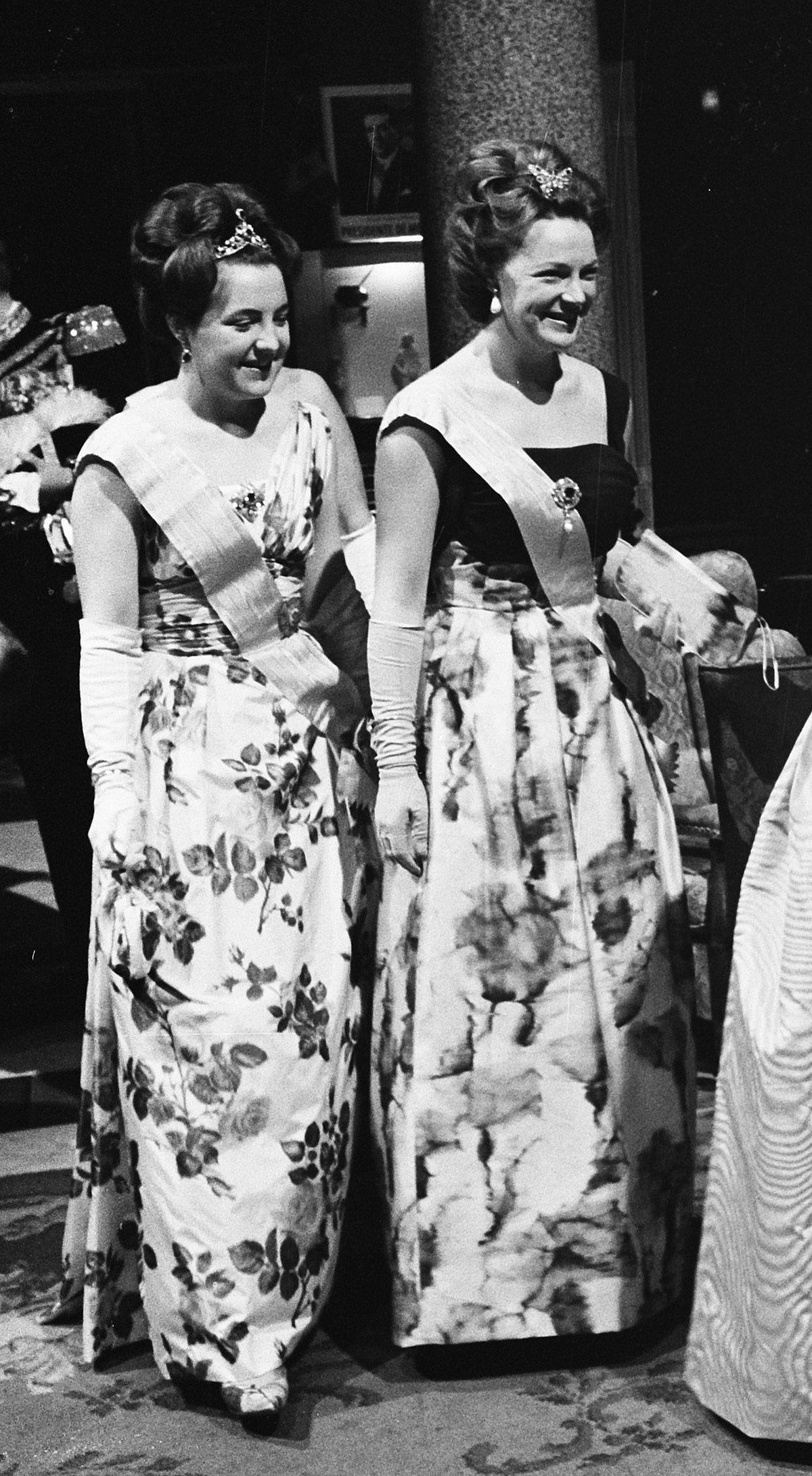 La Principessa Margriet e la Principessa Irene dei Paesi Bassi partecipano all'evento di ritorno durante la visita di stato del Messico, aprile 1963 (Harry Pot/Anefo/Nationaal Archief/Wikimedia Commons)