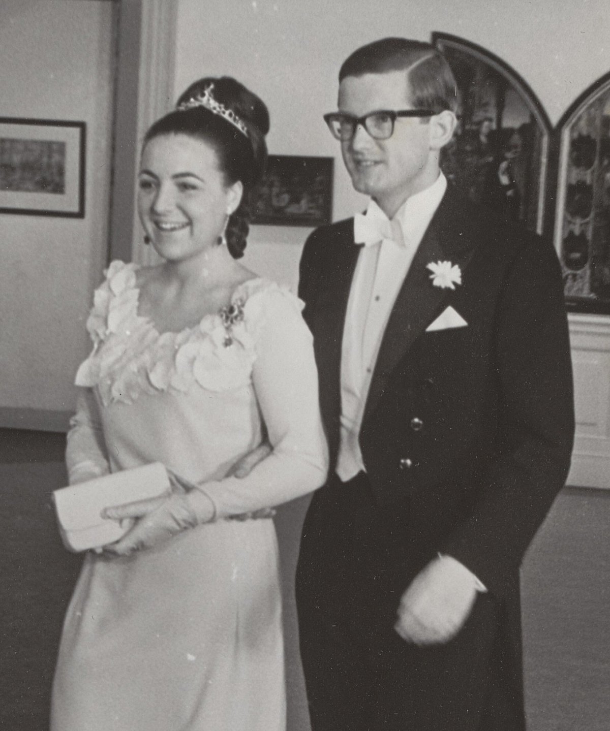 La Principessa Margriet dei Paesi Bassi e Pieter van Vollenhoven sono ritratti a un evento di gala poco prima del loro matrimonio reale, gennaio 1967 (Eric Koch/Anefo/Nationaal Archief/Wikimedia Commons)