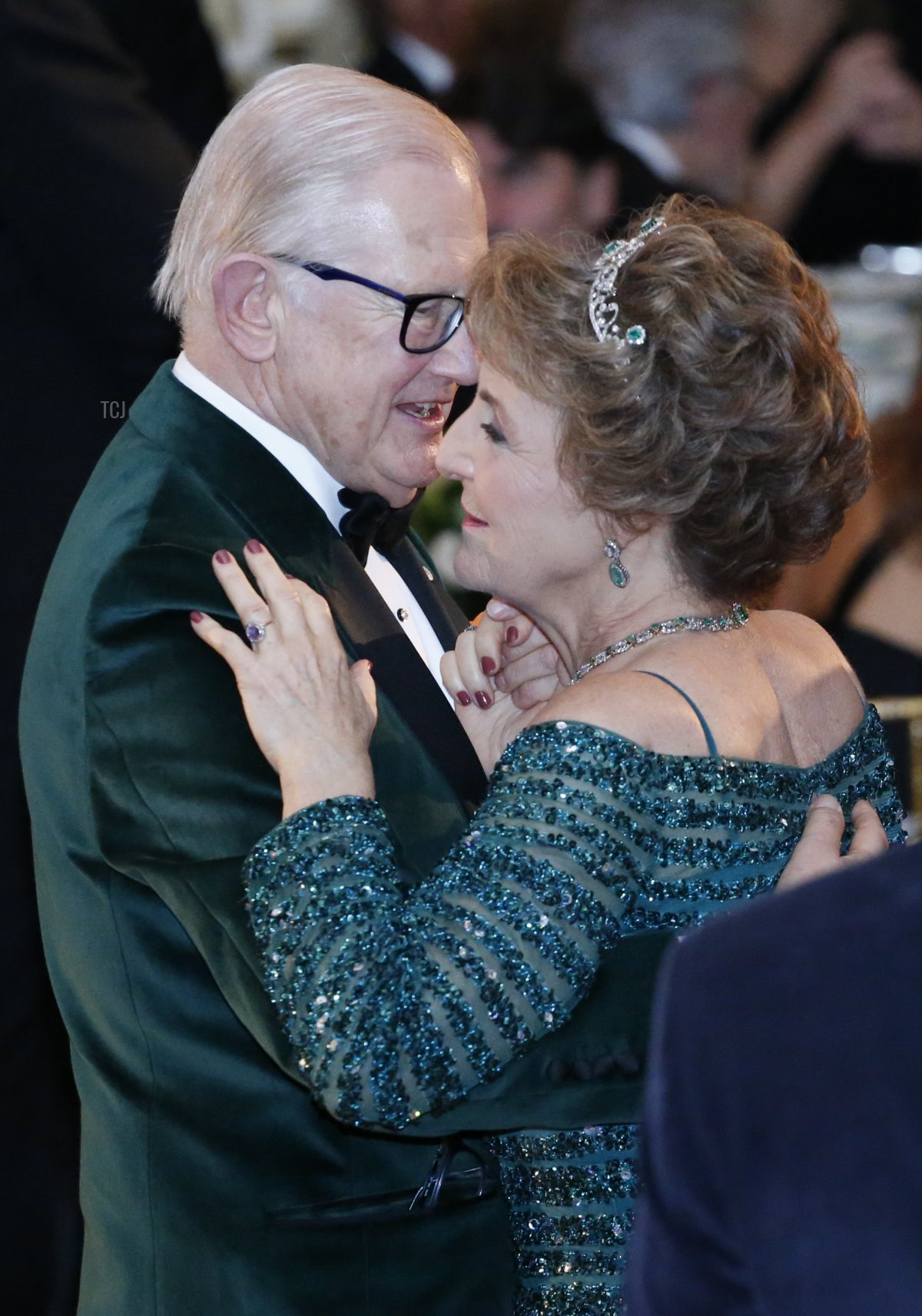 Il Professore Pieter van Vollenhoven e la Principessa Margriet dei Paesi Bassi danzano durante il 35° Peter Stuyvesant Ball il 18 novembre 2016 a New York (KENA BETANCUR/AFP via Getty Images)