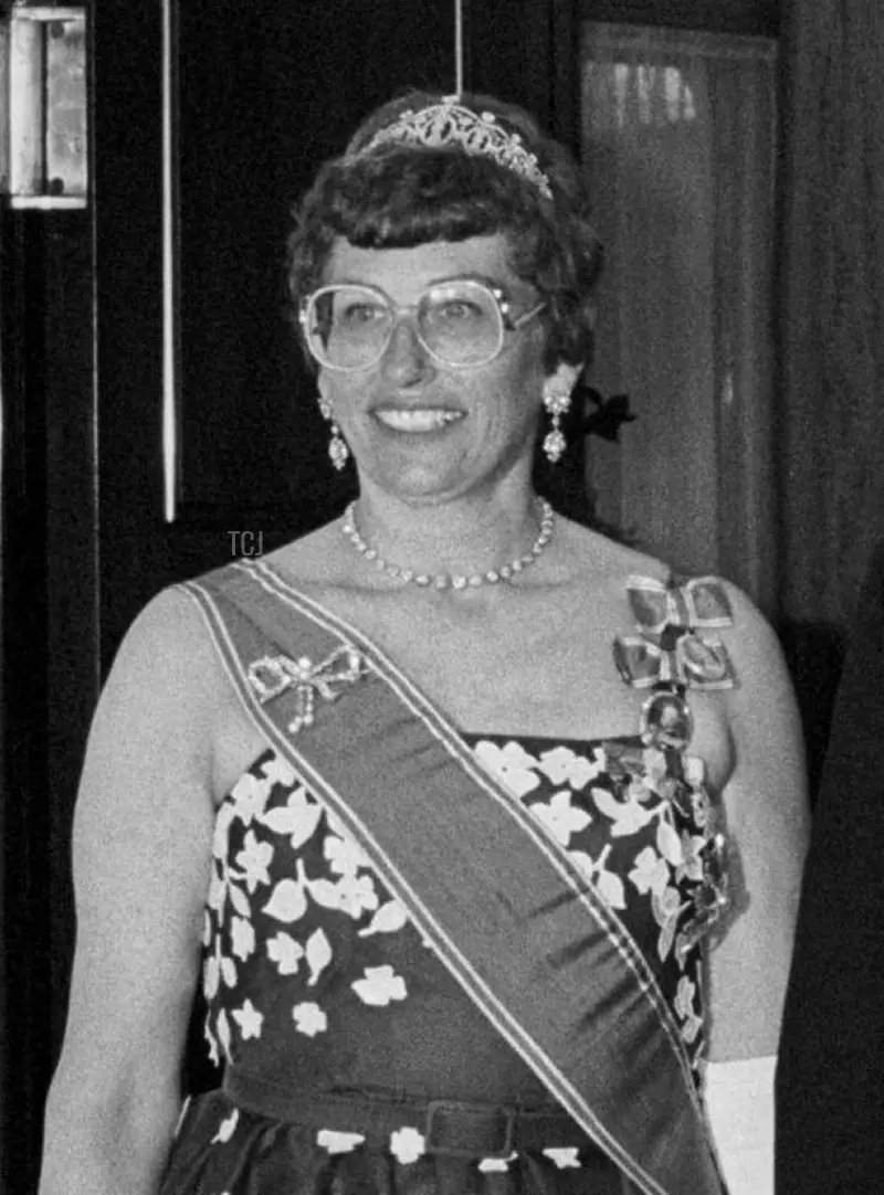 La Principessa Astrid partecipa a un banchetto di gala a bordo dello Yacht Reale Britannia a Oslo, maggio 1981 (PA Images/Alamy)