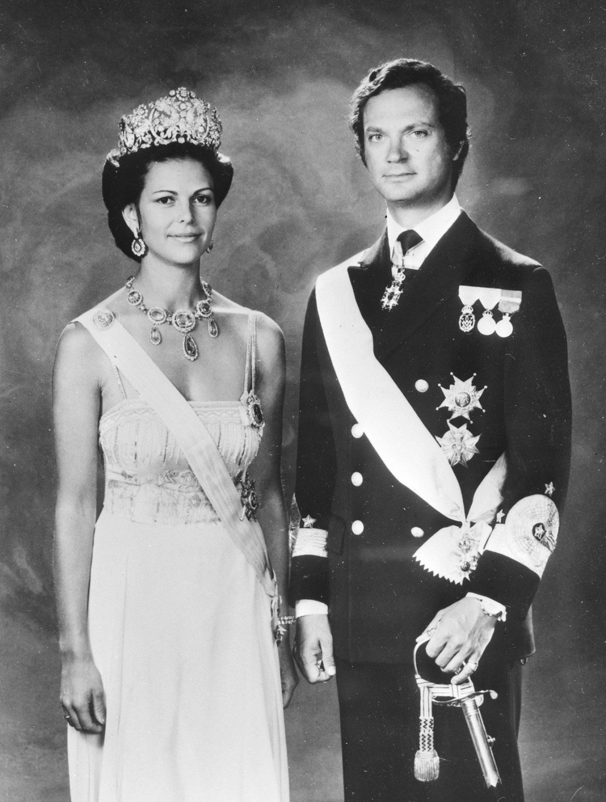 Ritratto ufficiale del Re Carl XVI Gustaf e della Regina Silvia di Svezia, 1976 (Anefo/Nationaal Archief/Wikimedia Commons)