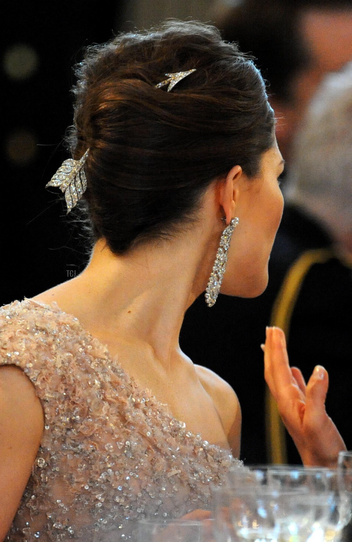 La Principessa Crown Victoria di Svezia durante la cena di gala tenutasi all'Eric Ericson Hall la notte prima del suo matrimonio reale, il 18 giugno 2010 (DPA Picture Alliance Archive/Alamy)