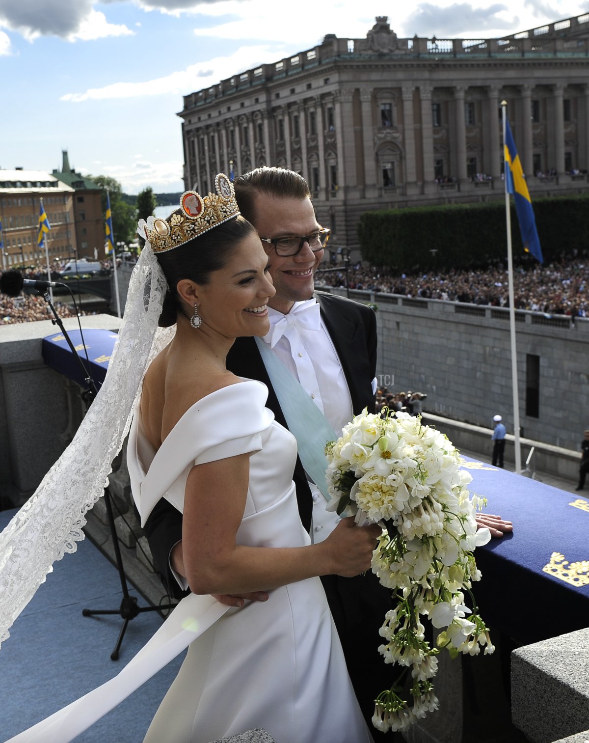 La Principessa Crown Victoria di Svezia e il Principe Daniel, Duca di Vastergotland appaiono sul balcone per salutare il pubblico al Palazzo Reale di Stoccolma dopo il loro matrimonio nella Chiesa di Storkyrkan il 19 giugno 2010 a Stoccolma, Svezia (Anders Wiklund-Pool/Getty Images)