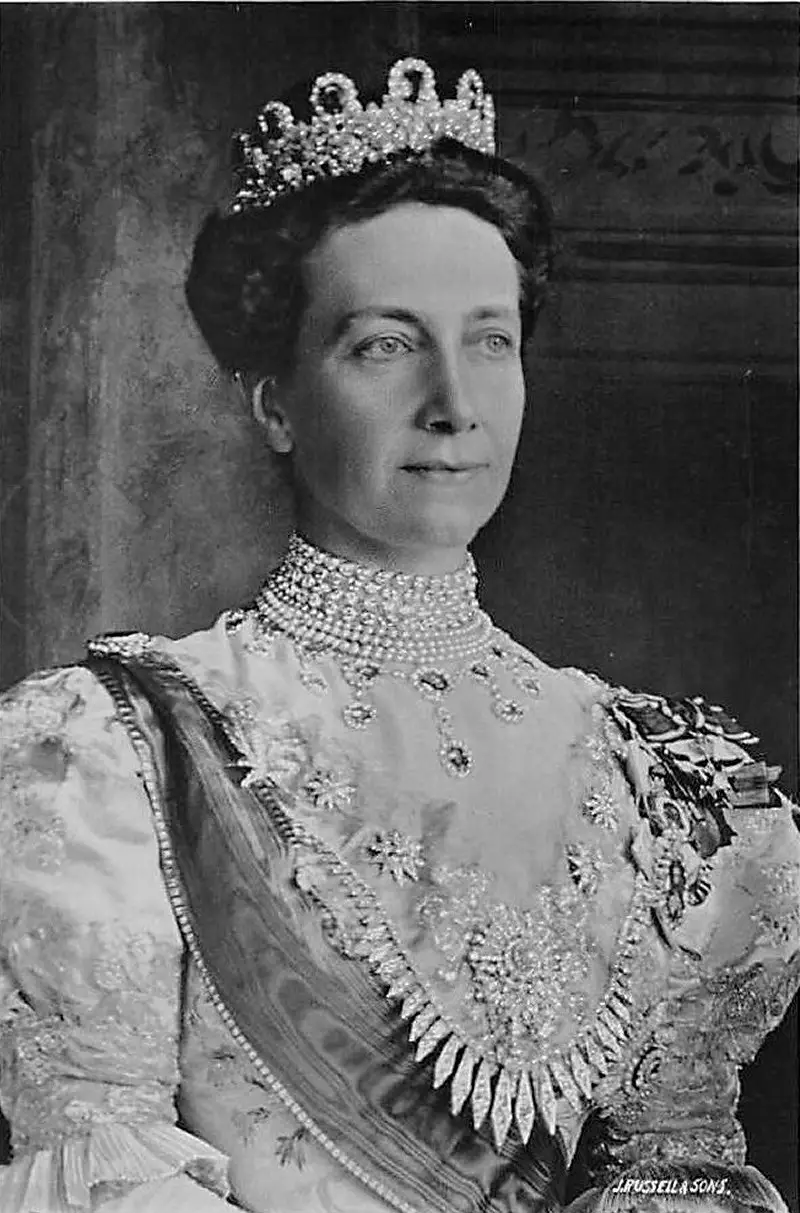 La Principessa Erika di Svezia, fotografata a Windsor Castle a giugno 1905 durante i festeggiamenti per il matrimonio di suo figlio, il Principe Gustaf Adolf, e la Principessa Margaret di Connaught (Wikimedia Commons)