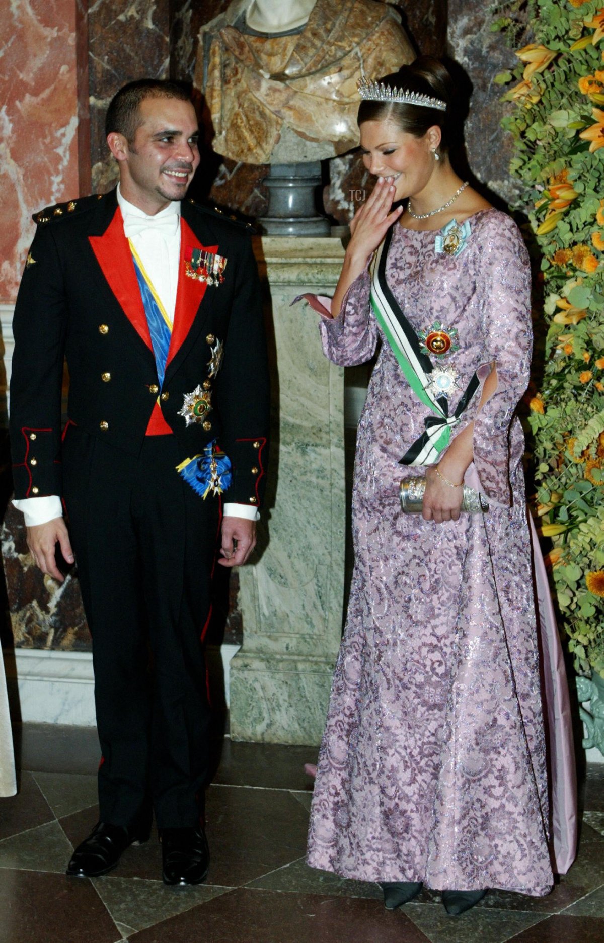 Il Principe giordano Ali Bin al-Hussein e la Principessa Erika di Svezia ridono prima di un banchetto reale al Palazzo Reale svedese a Stoccolma, 7 ottobre 2003 (HENRIK MONTGOMERY/AFP via Getty Images)