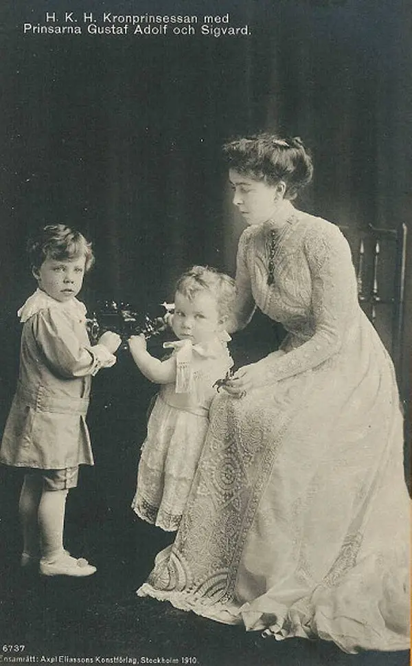 La Principessa Margareta di Svezia con i suoi figli maggiori, il Principe Gustaf Adolf e il Principe Sigvard (Grand Ladies Site)