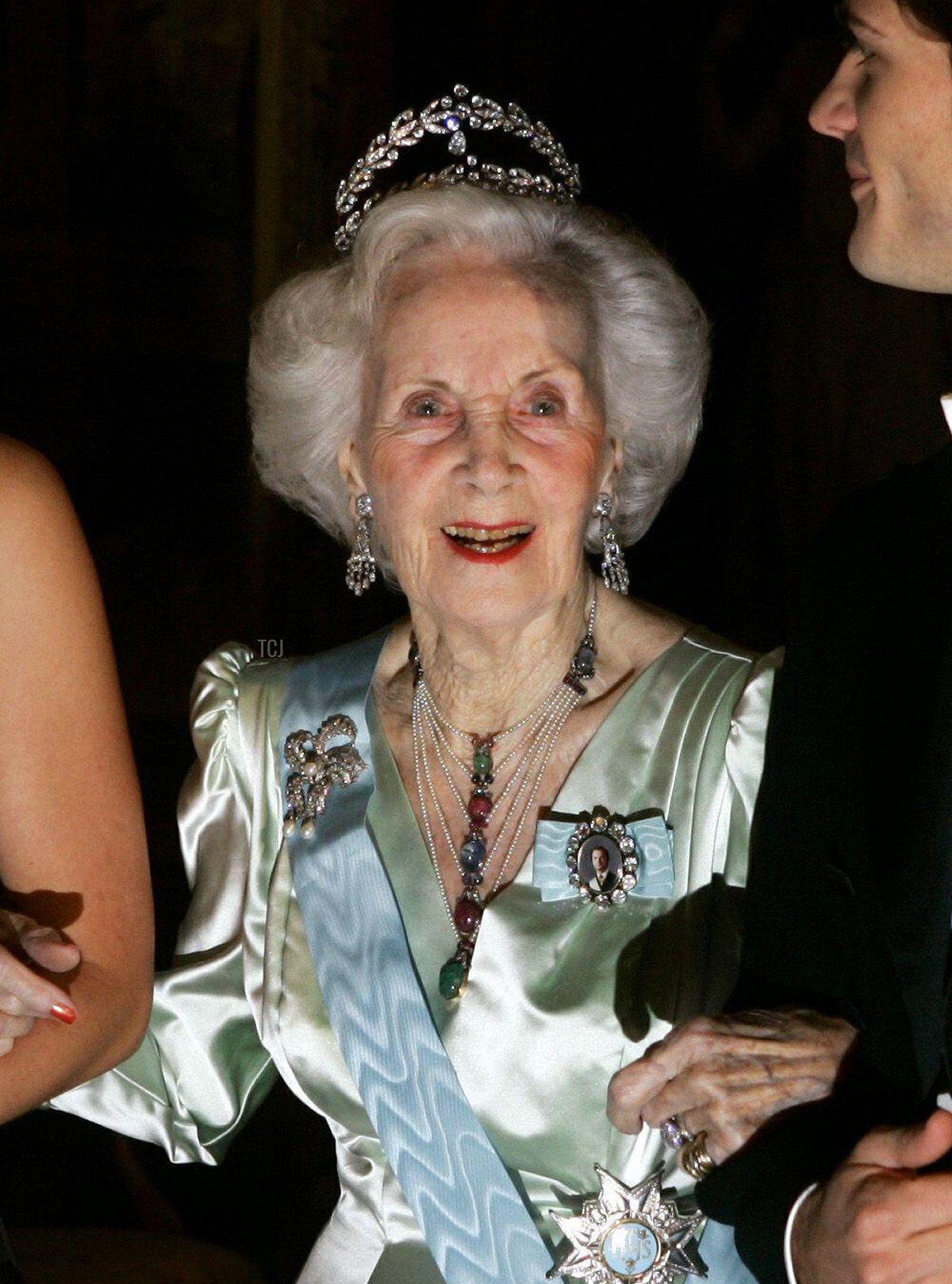 Il Principe Carl Philip, la Principessa Lilian e la Principessa ereditaria Victoria arrivano per la cena del re al Palazzo Reale di Stoccolma il 11 dicembre 2004 (Wolfgang Rattay/Reuters/Alamy)